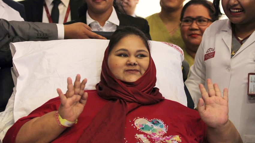 Egyptian national Eman Ahmed Abd El Aty waves during a press conference on July 24, 2017 at the Burjeel Hospital in Abu Dhabi where she is receiving treatment following drastic weight-loss surgery.
Aty once believed to be the 'world's heaviest woman' arrived in Abu Dhabi from India earlier in the year to continue to her treatment.  / AFP PHOTO / Saeed BASHAR        (Photo credit should read SAEED BASHAR/AFP/Getty Images)