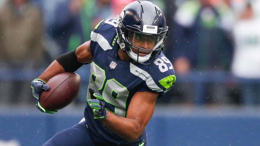 SEATTLE, WA - SEPTEMBER 17: Wide receiver Doug Baldwin #89 of the Seattle Seahawks gains two yards against cornerback Dontae Johnson #36 of the San Francisco 49ers in the first quarter of the game at CenturyLink Field on September 17, 2017 in Seattle, Washington. (Photo by Otto Greule Jr/Getty Images)