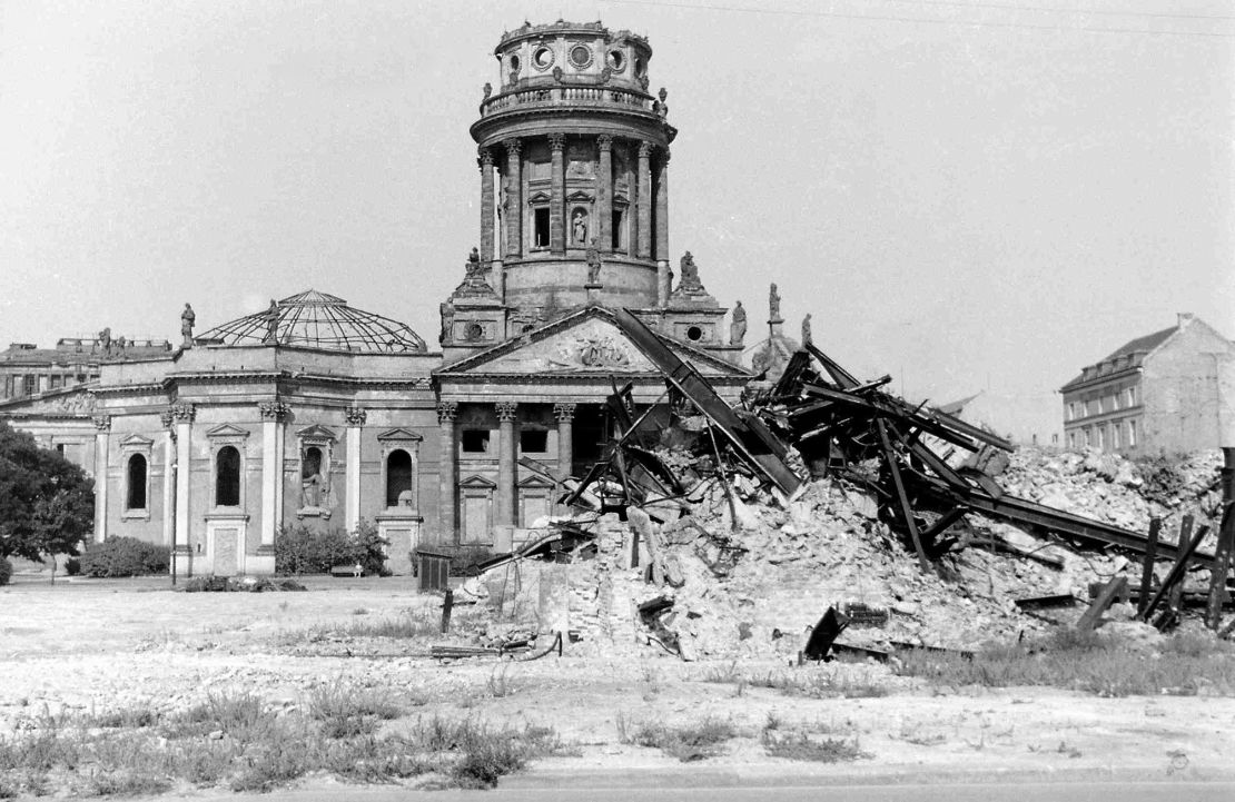 In this September 1959 photograph, Hailstone photographed the wartime ruins of a church in Gendarmenmarkt.