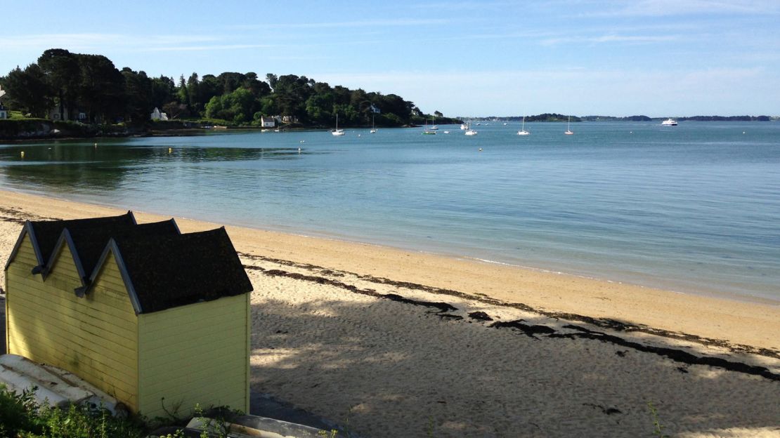 The cross-shaped Île-aux-Moines is a five-minute boat ride from Port-Blanc, Baden.