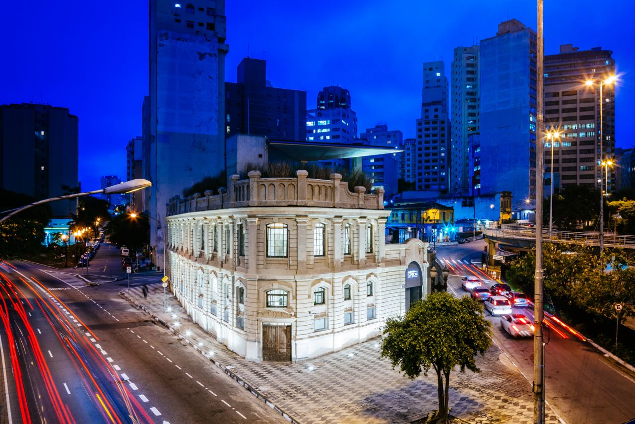 Formerly owned by the São Paulo Tramway, this old distribution factory was turned into a workspace for artists and creatives by Triptyque. It is now known as the The Cultural Center of the Red Bull Station.
