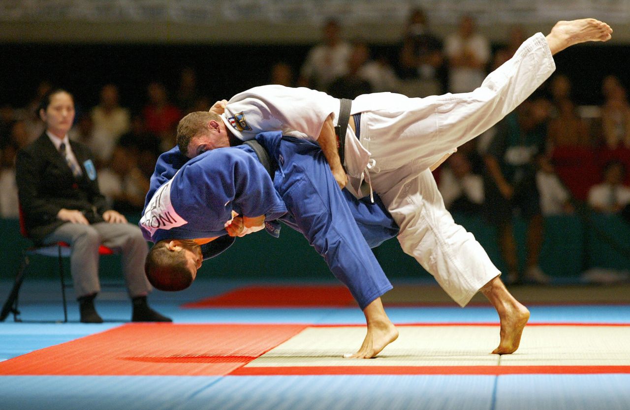 Inoue delights the home crowd by throwing Ghislain Lemaire of France to win gold at the 2003 World Championships in Osaka.