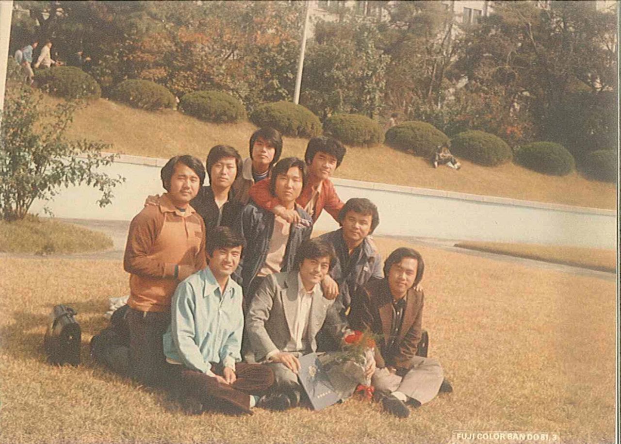 In 1972, he began to study for a law degree. As a student, he took part in protests against the dictatorship of the then-president Park Chung-hee and was arrested. 