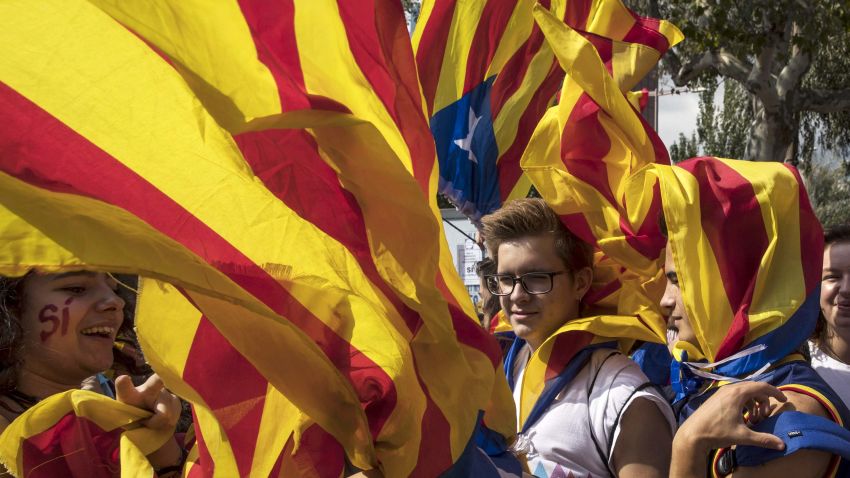 BARCELONA, SPAIN - SEPTEMBER 28:  Students get caught in an air vent as they gather to demonstrate against the position of the Spanish government to ban the self-determination referendum of Catalonia during a strike by university students on September 28, 2017 in Barcelona, Spain. The Catalan government is keeping with its plan to hold a referendum, due to take place on October 1, which has been deemed illegal by the Spanish government in Madrid.  (Photo by Dan Kitwood/Getty Images)