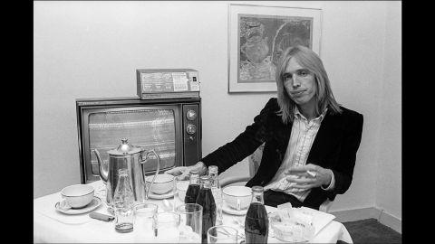 Petty sits at a table in his New York hotel room in October 1977.