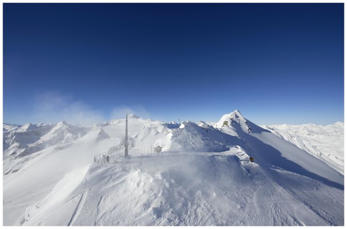 Skiers and snowboarders with strong legs and lungs can walk an extra 20 minutes above the Schwarze Schneid II gondola above Rettenbach to access the Schwarze Schneid viewing platform at 3,340 meters. The reward is spectacular 360-degree vistas across the Alps and the Dolomites.