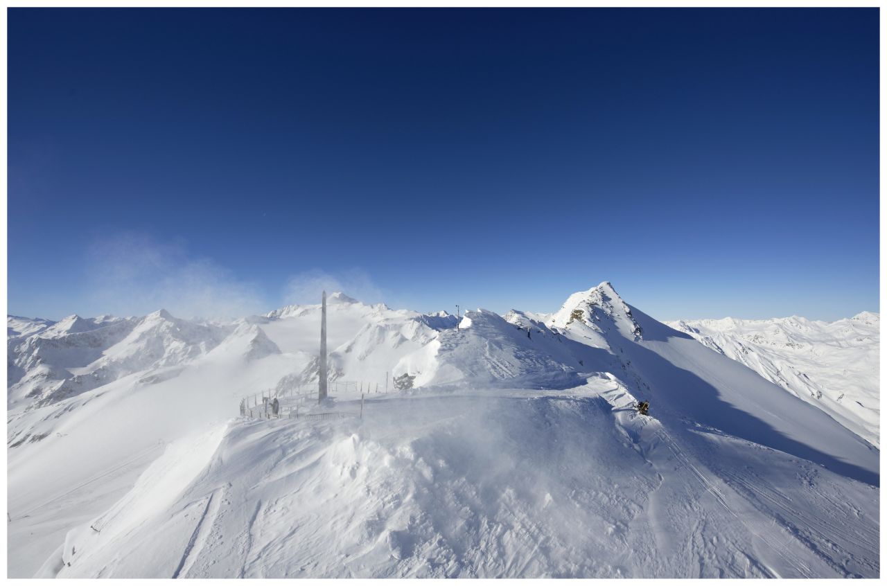 Skiers and snowboarders with strong legs and lungs can walk an extra 20 minutes above the Schwarze Schneid II gondola above Rettenbach to access the Schwarze Schneid viewing platform at 3,340 meters. The reward is spectacular 360-degree vistas across the Alps and the Dolomites. 