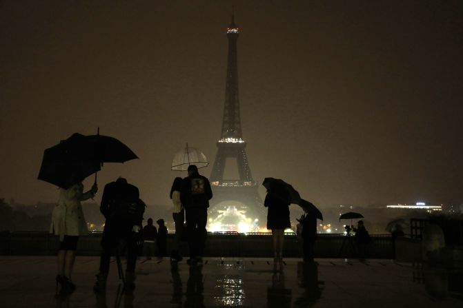 The lights of Paris' Eiffel Tower were switched off October 2 to pay tribute to the victims of the Las Vegas attacks and the victims of <a href="http://www.cnn.com/2017/10/01/europe/marseille-knife-attack-train-station/index.html" target="_blank">a knife attack</a> in Marseille, France.