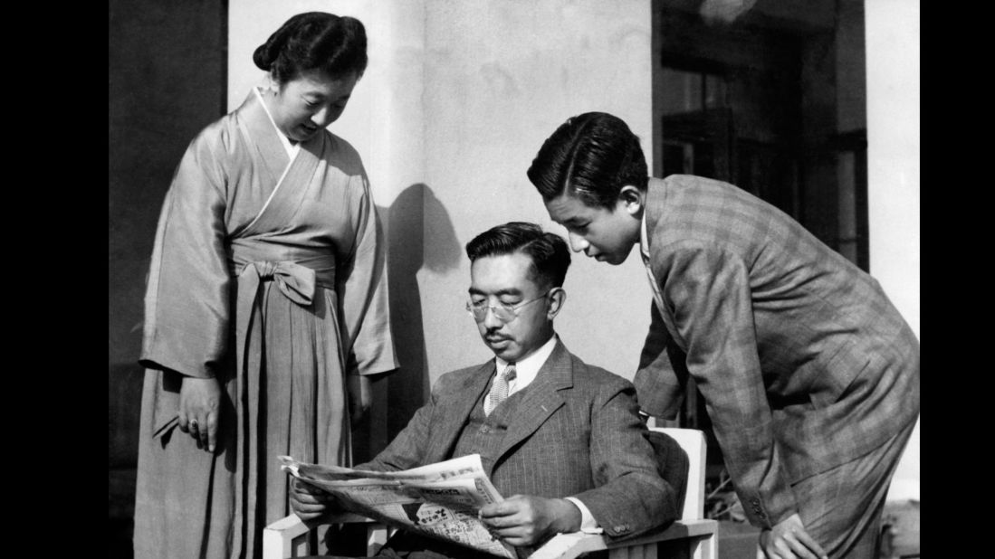 Akihito peers over the shoulder of his father, Emperor Hirohito.