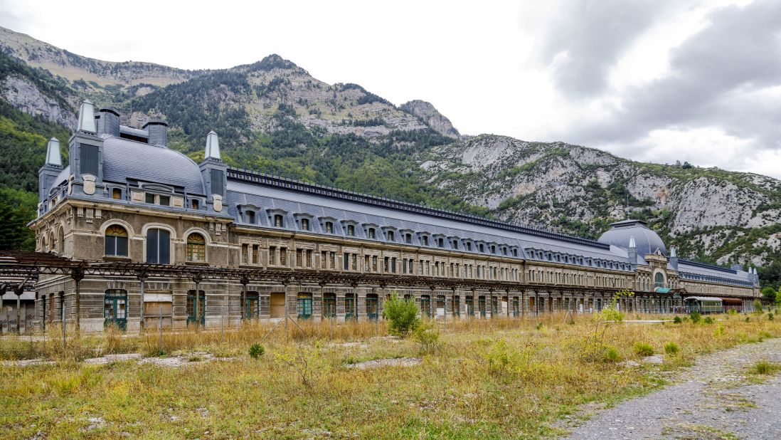 <strong>If walls could speak:</strong> During the Second World War, Canfranc station witnessed Nazi arrests, espionage and gold trafficking. 