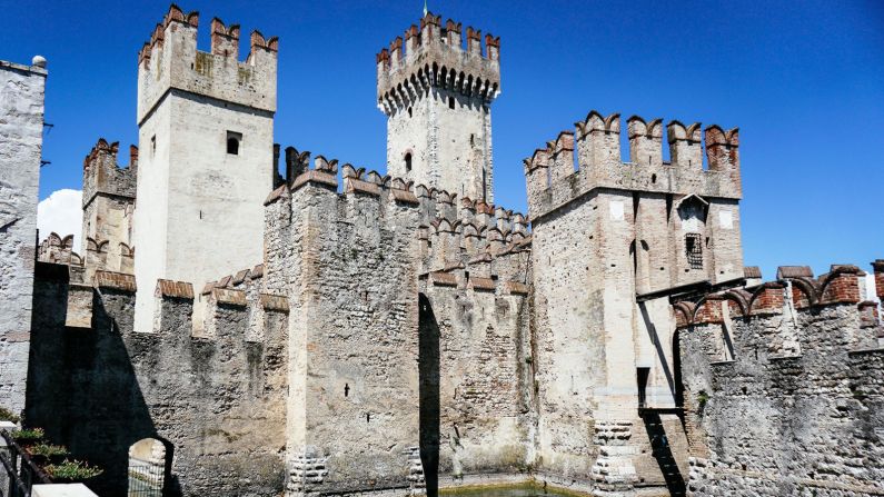 <strong>Sirmione: </strong>Located in the province of Brescia, Sirmione <strong>i</strong>s also home to the well-preserved castle Rocca Scaligera, which was built near the end of the 12th century.