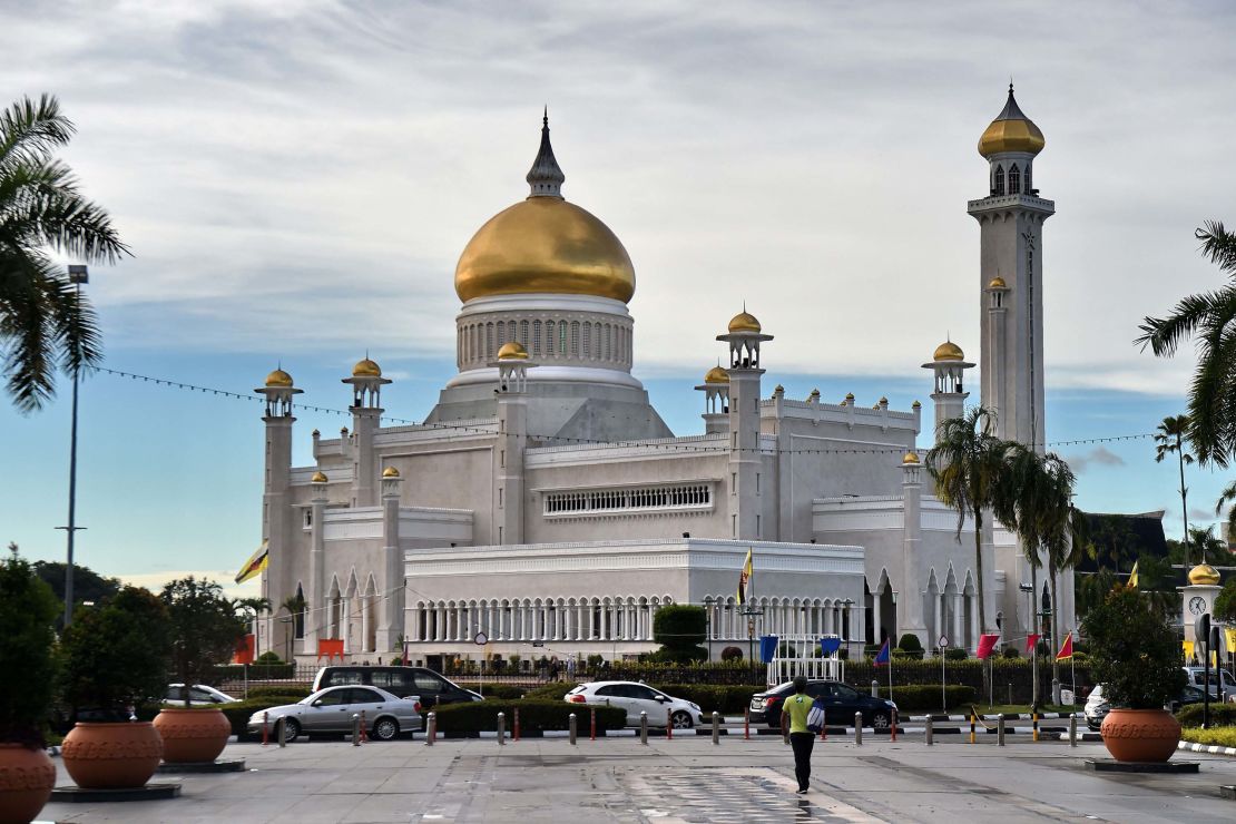 A view of Brunei's Sultan Omar Ali Saifuddin mosque (C) in Bandar Seri Begawan on October 4, 2017. 
