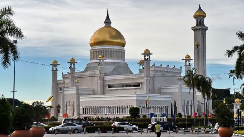 A view of Brunei's Sultan Omar Ali Saifuddin mosque (C) in Bandar Seri Begawan on October 4, 2017. 