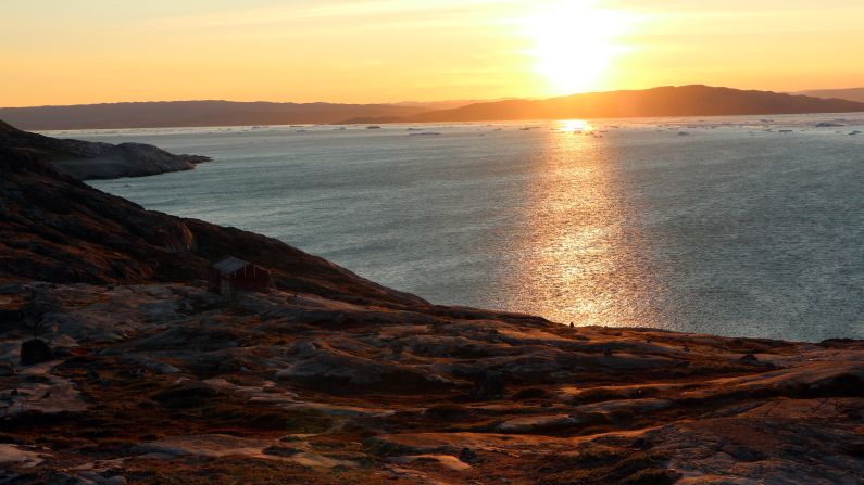 And it's hard not to enjoy nature with spectacular prolonged sunsets over the glacier. 