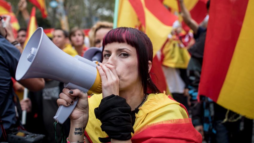 BARCELONA, SPAIN - SEPTEMBER 30:  Anti-independence demonstrators march in protest against the independence referendum on September 30, 2017 in Barcelona, Spain. The Catalan government is keeping with its plan to hold a referendum, due to take place on October 1, which has been deemed illegal by the Spanish government in Madrid.  (Photo by Chris McGrath/Getty Images)
