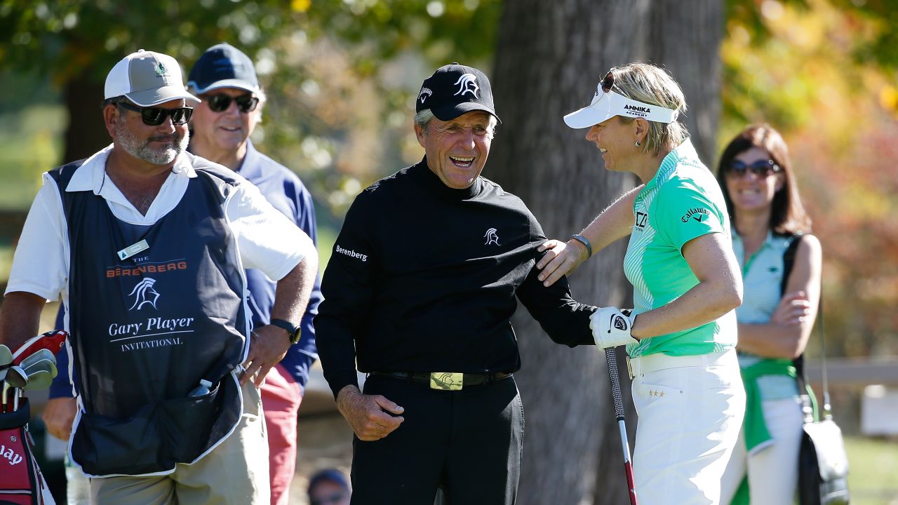 Sorenstam plays a round with Gary Player in 2015.