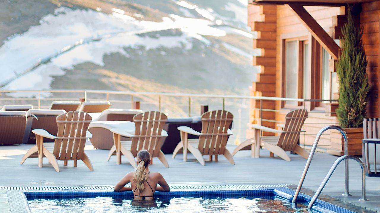El Lodge offers fantastic mountain views and private jacuzzis.