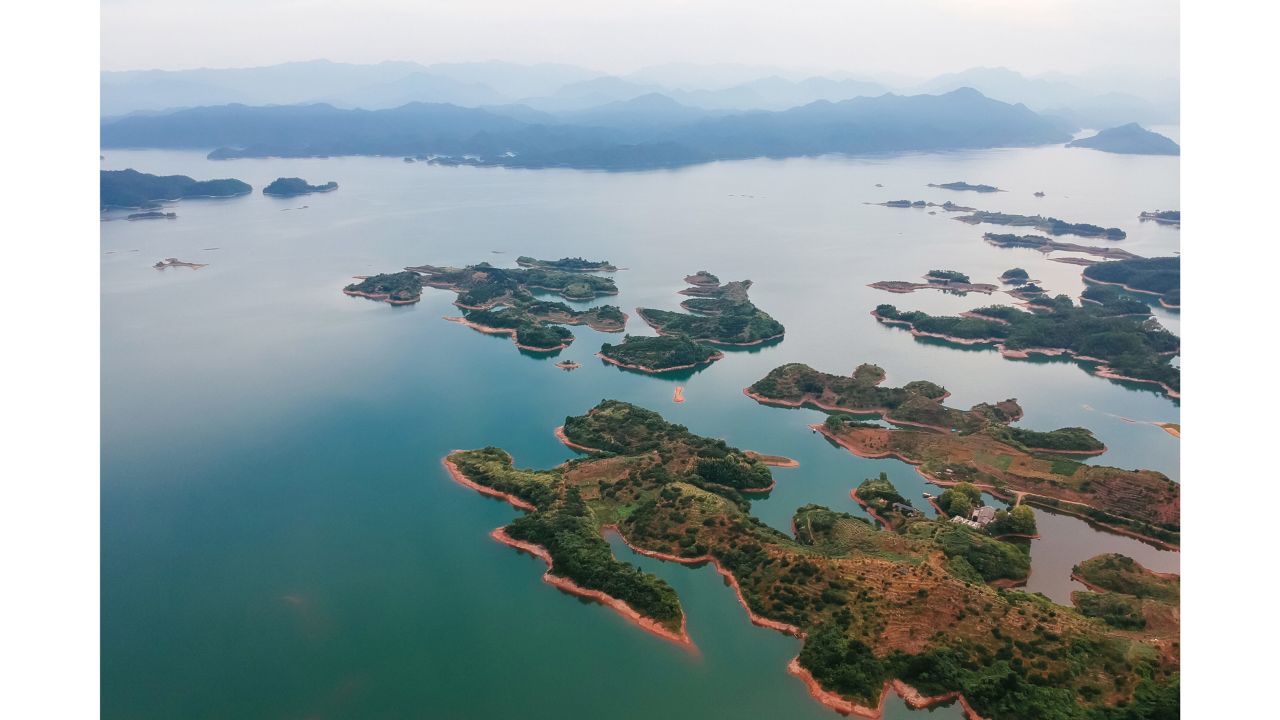 <strong>Thousand Island Lake, Zhejiang: </strong>In the 1950s, the Chinese government evacuated and flooded 928 square kilometers of villages, plains and hills to build a reservoir. The indirect result was this surreal view. Around 1,078 islands dot the lake.