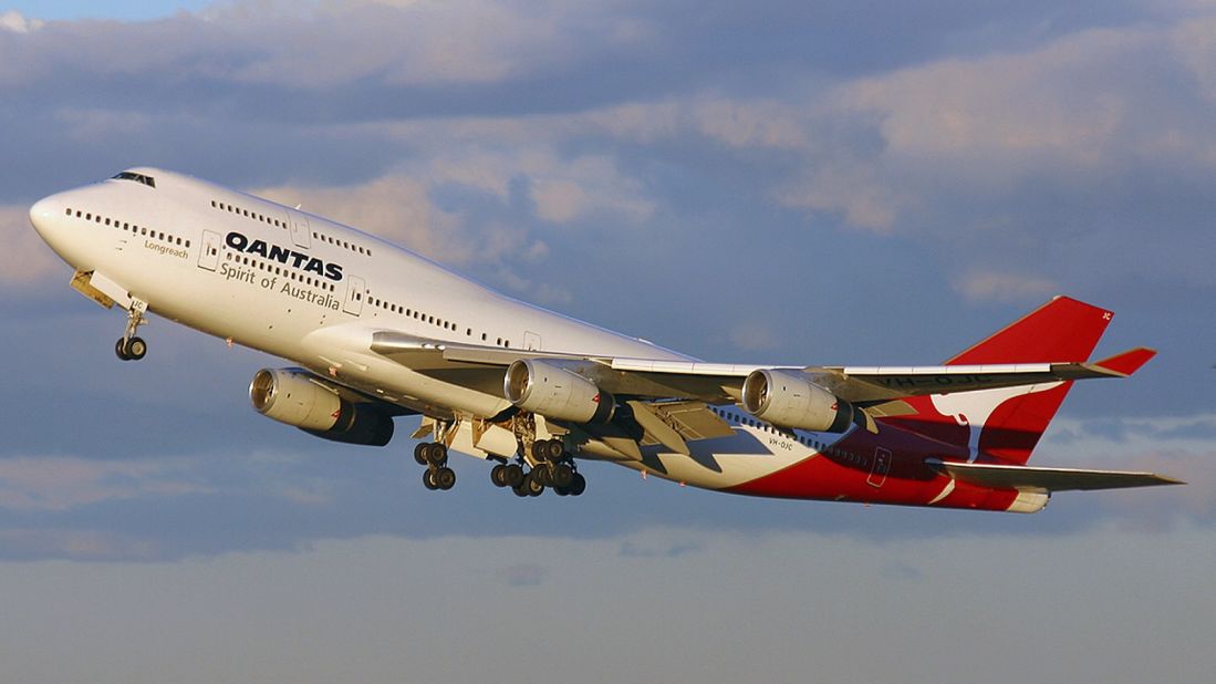 In 1989, the more powerful and economical engines of Qantas' Boeing 747-400 enabled the airline to introduce one-stop flights between the UK and Australia.