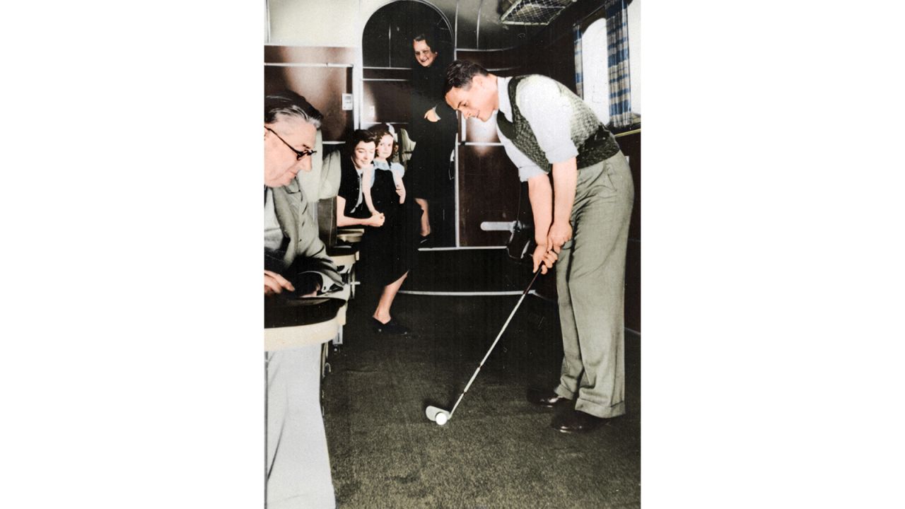 <strong>In-flight entertainment: </strong>Others kept their golf game sharp.