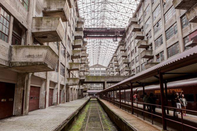 Designed by Cass Gilbert and built for the US Army in 1918-1919, the Brooklyn Army Terminal in Brooklyn served as a major military supply base for nearly 50 years. It was acquired by the city in 1981, and has been transformed into a modern, thriving industrial campus that also contains with artist studios.