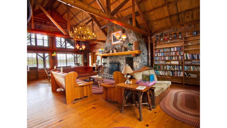 <strong>Electricity free:</strong> The adult lodge offers well-stocked bookshelves, cozy corners for reading and board games for guests over 12. 