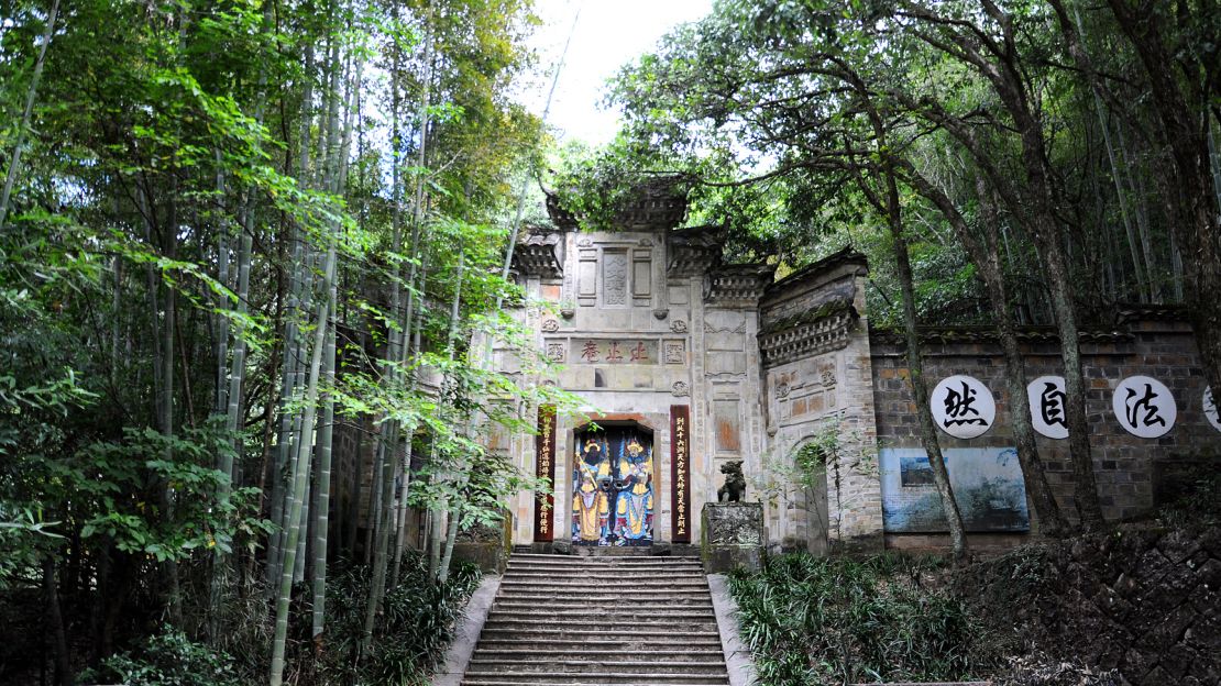 Zhi Zhi An: Hidden and beautiful Taoist temple.