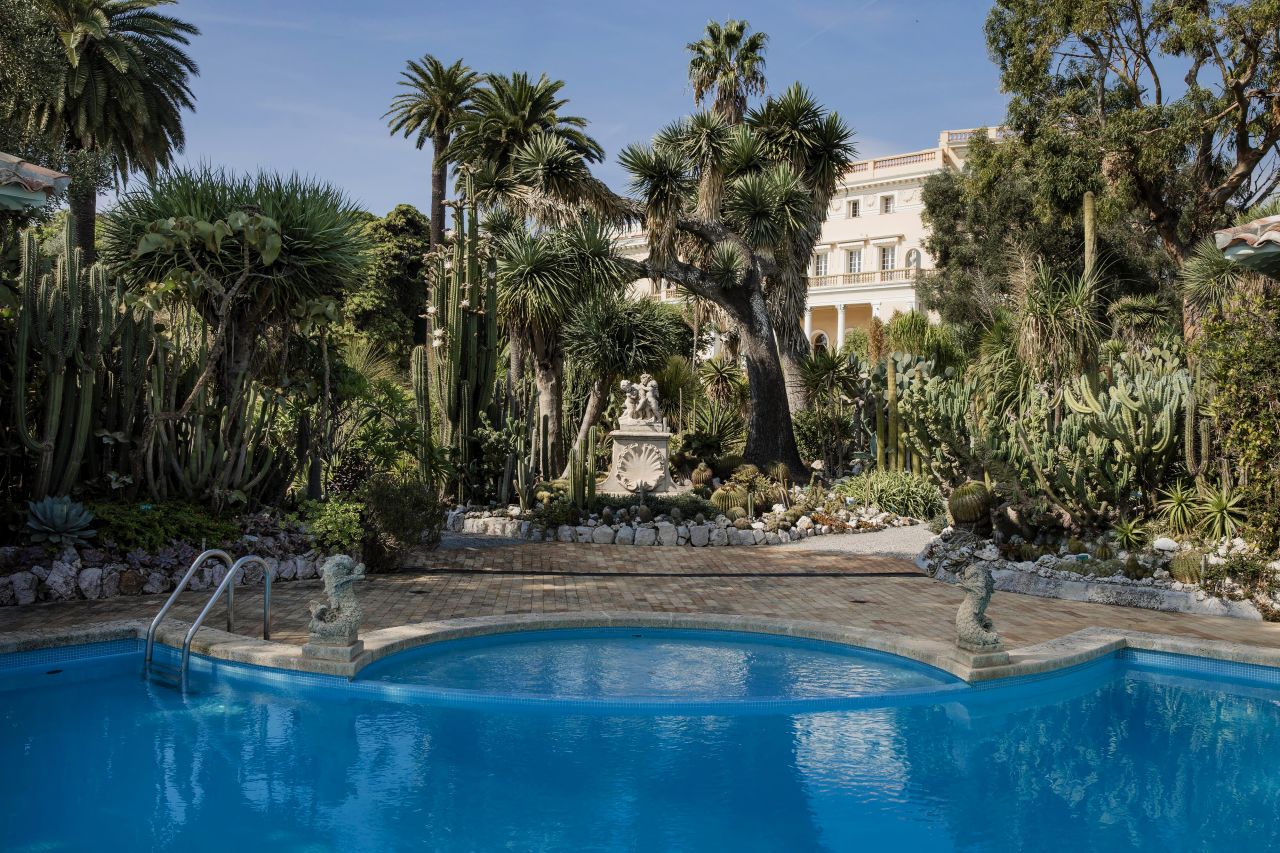 The current owners cultivated the property's tropical plants, gardens, olive groves and orchards.