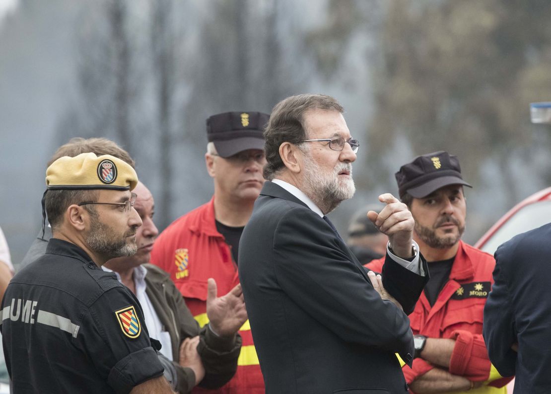 Spanish Prime Minister Mariano Rajoy with emergency personnel in Pontevedra, Galicia, on Monday. 