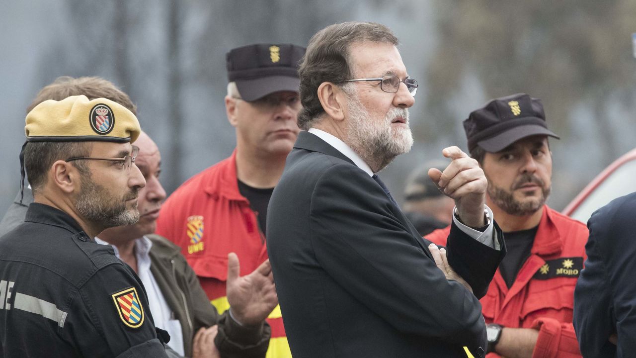 Spanish Prime Minister Mariano Rajoy with emergency personnel in Pontevedra, Galicia, on Monday. 