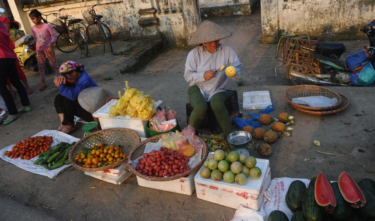 Fruit vendors in the Quốc Oai district, on the outskirts of Hanoi.  