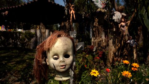 BK6XAH A doll hangs on a fence on the Island of the Dolls in Xochimilco, southern Mexico City
