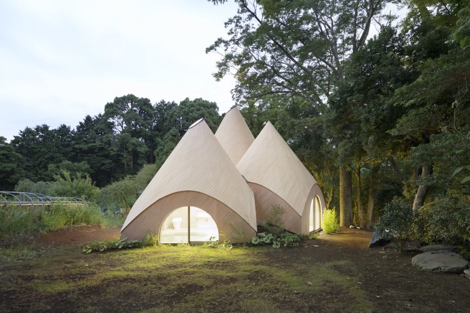 Jikka is a house made up of five huts dreamed up by Nobuko Suma and Sachiko Fujioka, who plan to live the rest of their lives there.