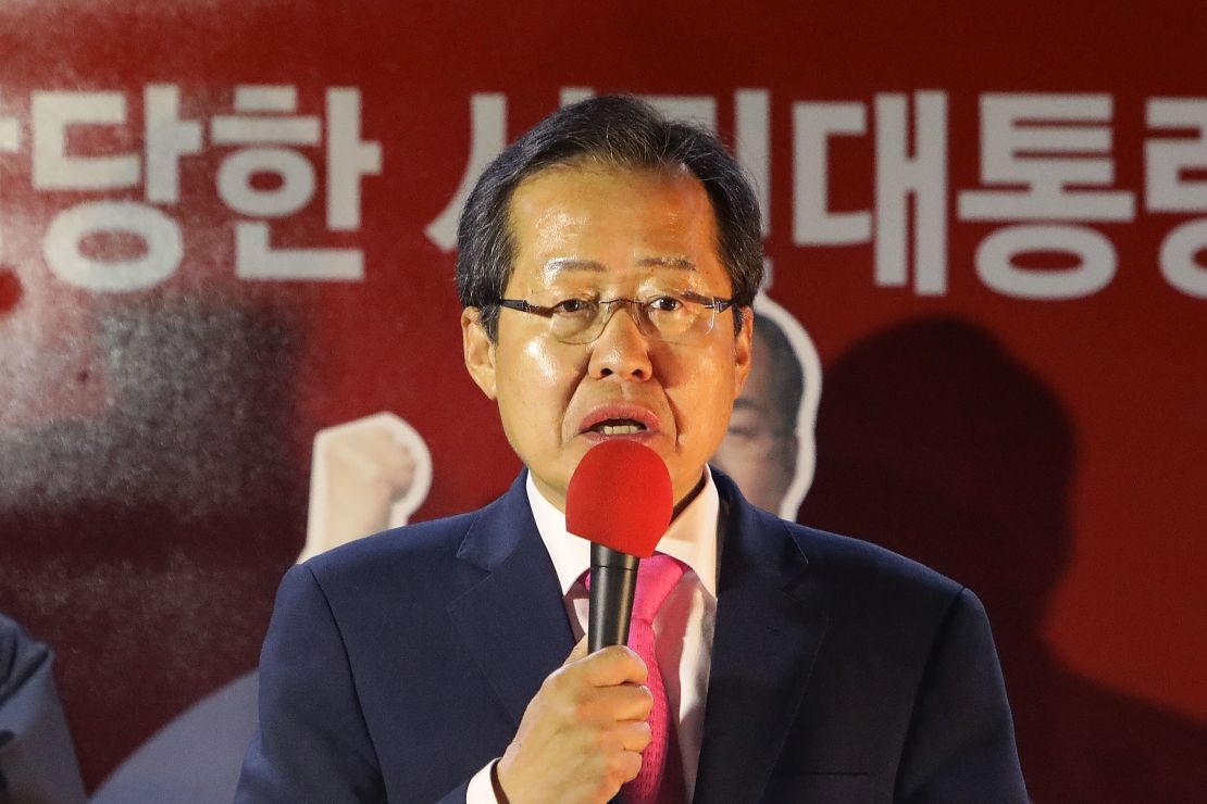 Hong Jun-pyo addresses Liberty Korea Party supporters during South Korea's general election in May 2017. 