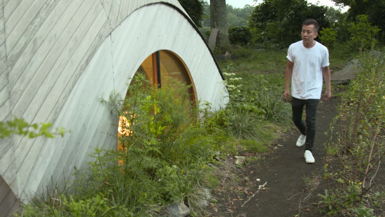 Jikka's unique exteriors have led to it being nicknamed "big dwarf house" by some, says Issei.