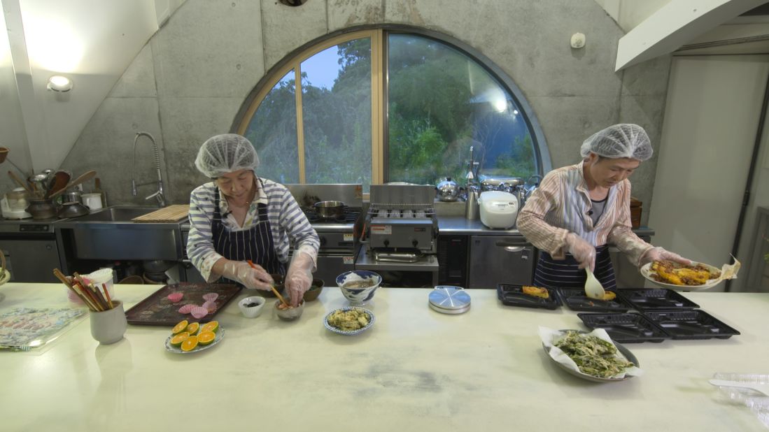 Suma and Fujioka prep for the meal deliveries.