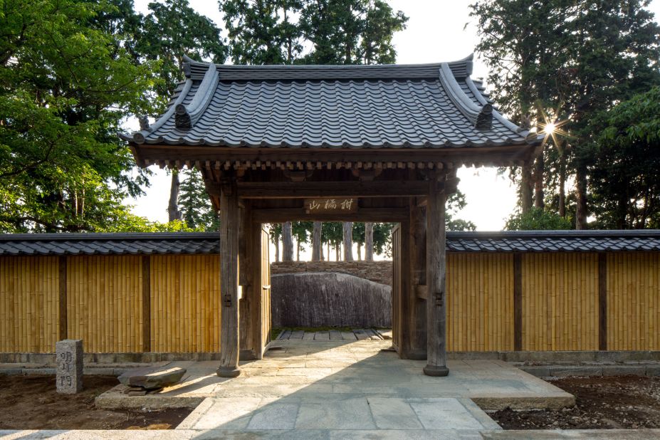 Sugimoto used the same precision to design other areas of the Observatory. During winter solstice, the rising sun can be seen centered at the end of a long metal tunnel. And the path to a stone stage is perfectly lit by the spring and autumn equinoxes.
