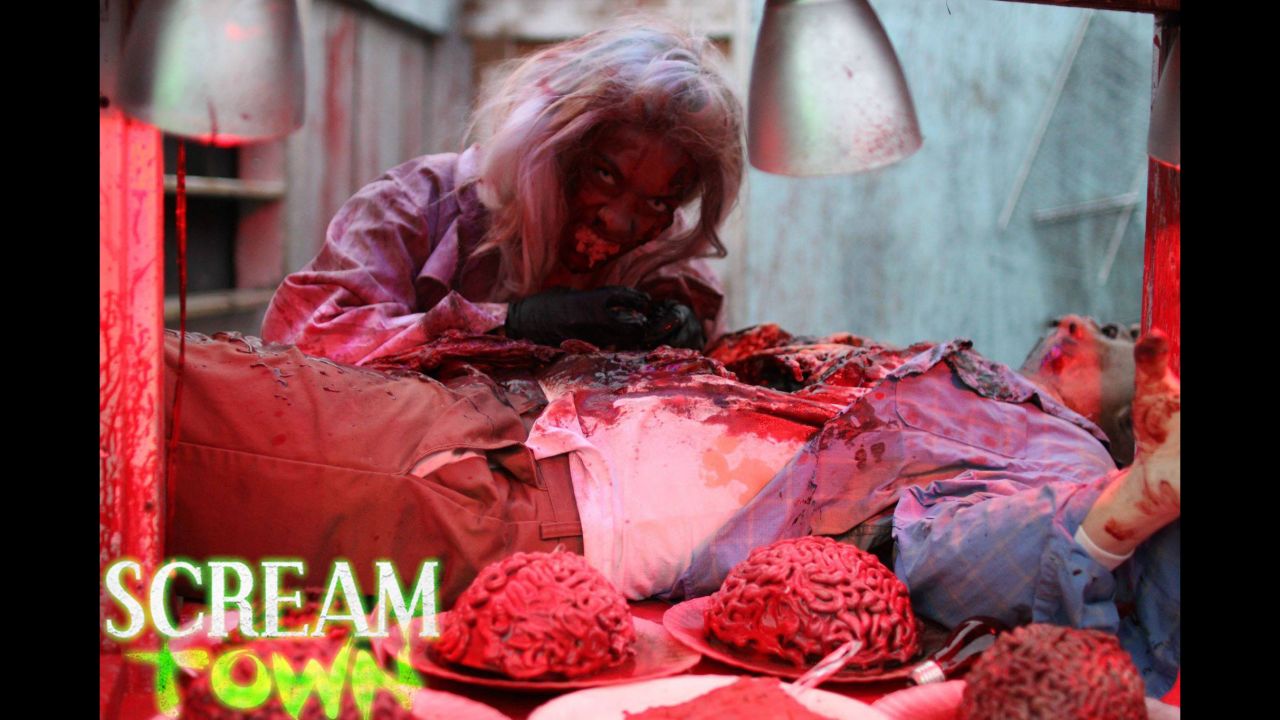 <strong>Scream Town</strong> (Chaska, Minnesota): Dinner is served at Screamtown. They offer eight attractions, including the "Ludicrous Labyrinth" and "Oak Blood Forest."
