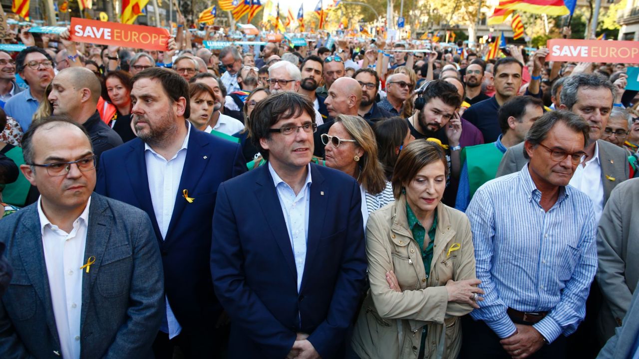 Catalan President Carles Puigdemont, centre, takes part at a march with deputy president Oriol Junqueras, 2nd left, Carme Forcadell, speaker of the house in the Catalan parliament, 4th left and former Catalan President Artur Mas, right,to protest against the National Court's decision to imprison civil society leaders, in Barcelona, Spain, Saturday, Oct. 21, 2017. The Spanish government moved decisively Saturday to use a previously untapped constitutional power so it can take control of Catalonia and derail the independence movement led by separatist politicians in the prosperous industrial region. AP Photo/Manu Fernandez)