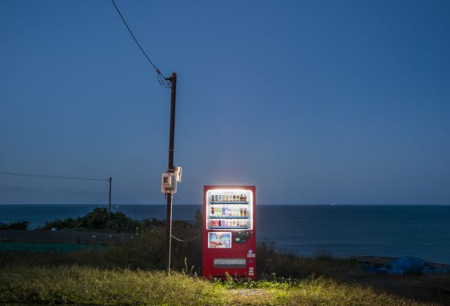 Photographer Eiji Ohashi has spent nine years capturing vending machines in remote and sparsely populated locations on his native island of Hokkaido and across Japan. His best shots have been brought together in a book titled "<a href="index.php?page=&url=https%3A%2F%2Fwww.sapporo-creation.com%2Fpublishing" target="_blank" target="_blank">Roadside Lights.</a>"