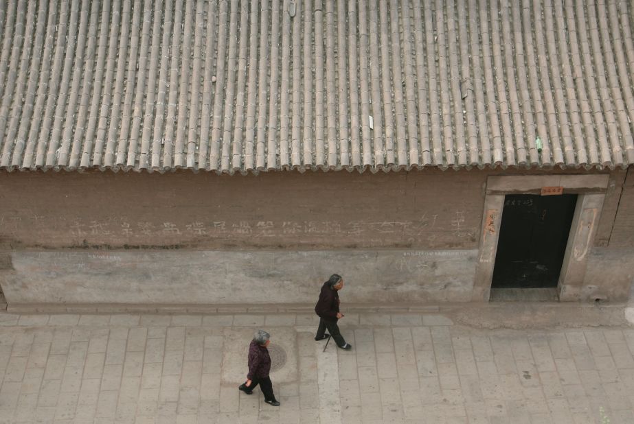 A typical street scene. Around 50,000 people live in Pingyao. 
