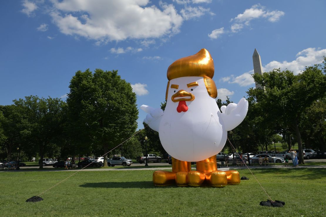 Street art - Trump chicken