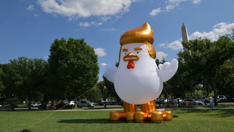 Street art - Trump chicken