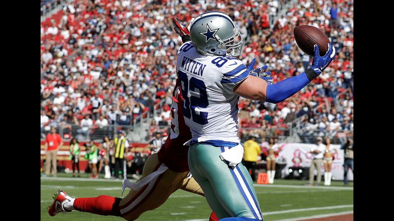 Dallas tight end Jason Witten catches a touchdown pass with one hand during an NFL game against San Francisco on Sunday, October 22. Dallas rolled to a 40-10 victory.