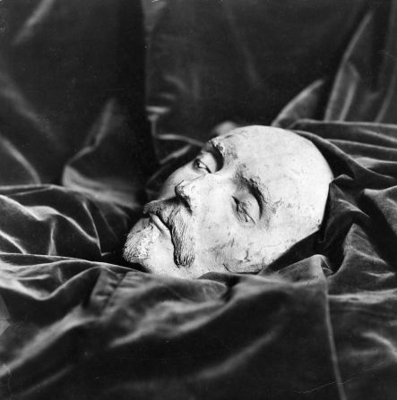 Because of its date and facial resemblance, this death mask was thought to be that of the English writer William Shakespeare.  An alternative theory, however, suggests that the mask is more likely to be that of the British poet Ben Johnson.