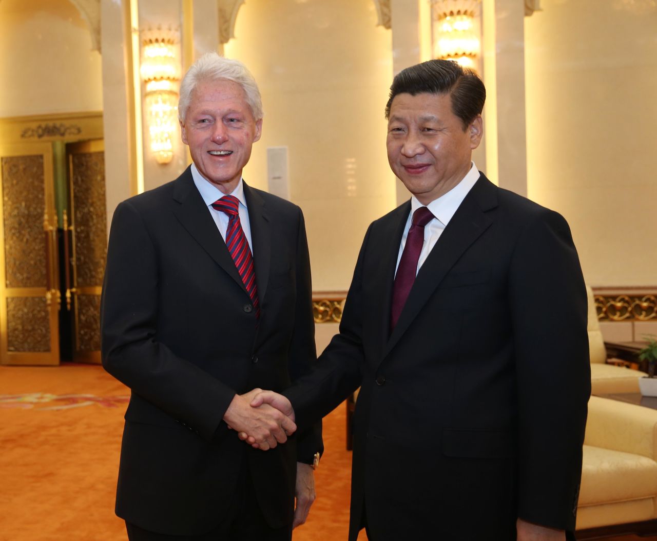 Xi meets with former US President Bill Clinton in Beijing in 2013.