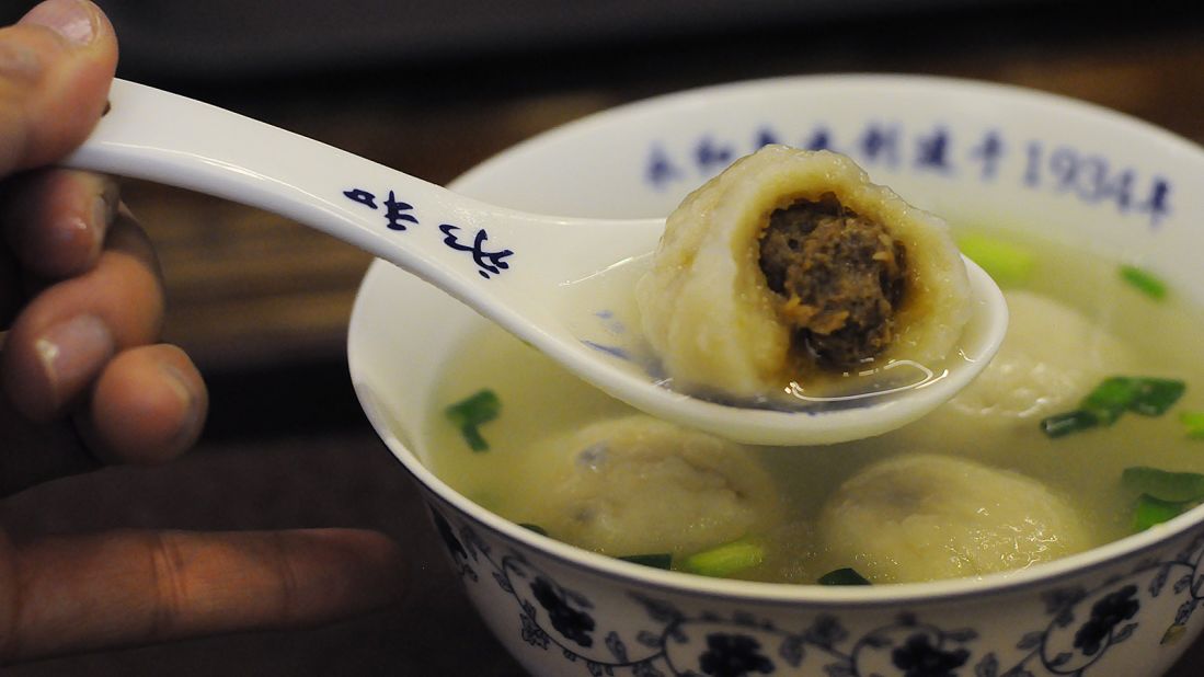 <strong>Famous street foods: </strong>The most famous Fuzhou snack shops can be found on the main street, Nan Hou Jie. These include Tongli Rouyan (pork dumplings) and Yonghe Yuwan (fish balls with pork fillings).