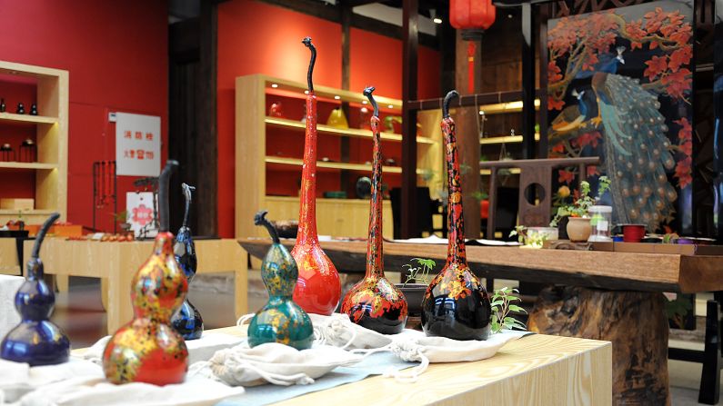 <strong>Lacquer work: </strong>Lacquer art is among the most famous Fuzhou handicrafts. Lacquer, a souvenir store on Nan Hou Jie, sells Fuzhou lacquer art home decor.