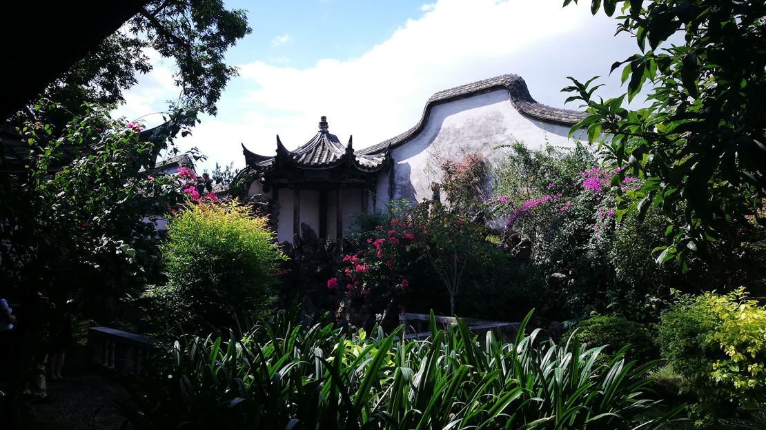 This curvy horse-saddle-shaped roof is an example of Sanfang Qixiang's unique architecture.