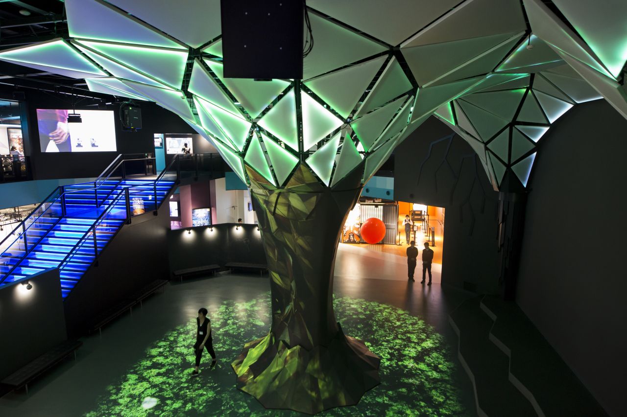 Designed by creative agency NAKED, the Center Tree is located in the middle of the park and projection mapping is used to transform it into a rich, magical forest.